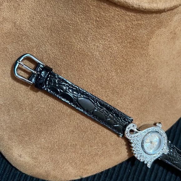 Avon Quartz Swan Watch Face Leather Patent main image 2